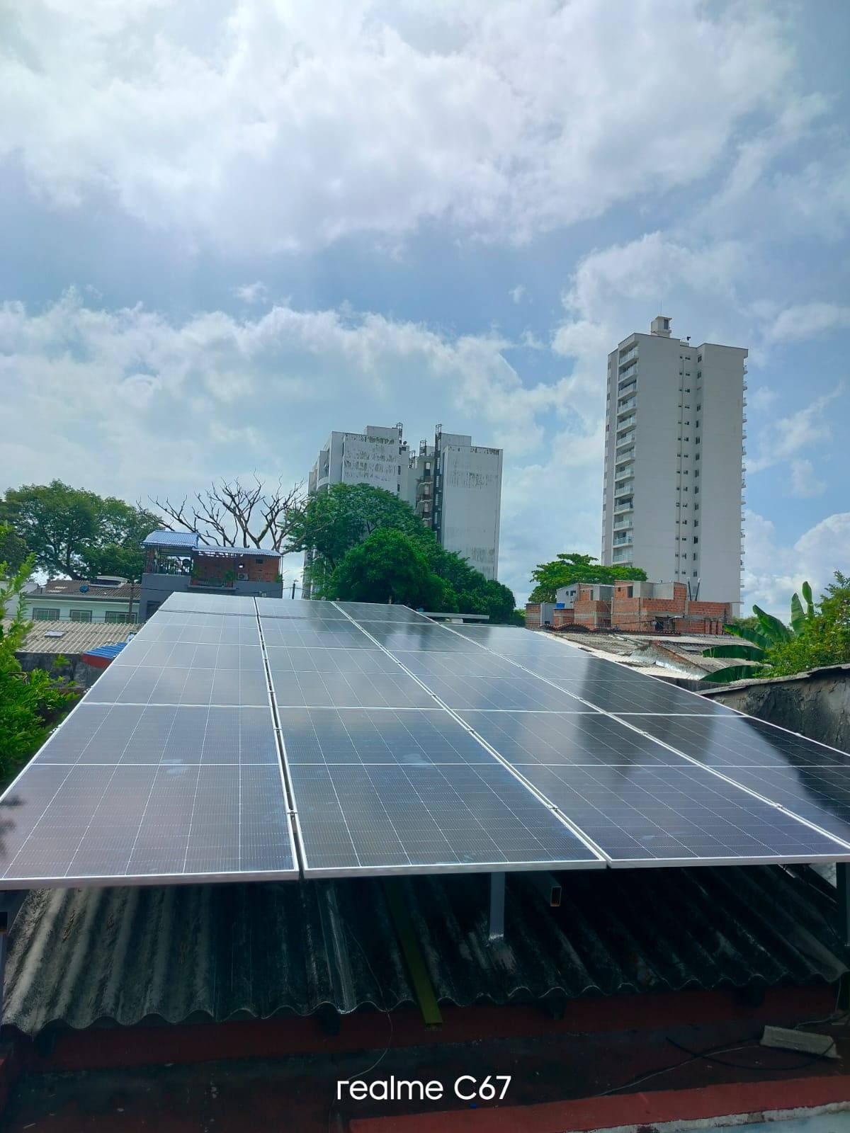 Paneles solares en tejado urbano